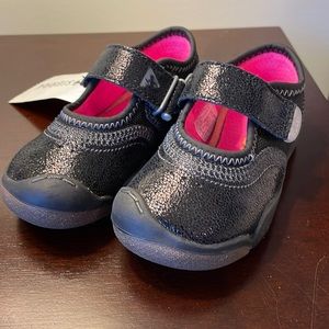 New Plae toddler girls shoes size 6. Black sparkly. Velcro closure.